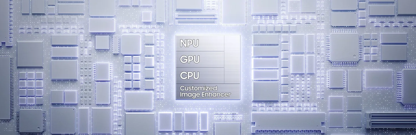 갤럭시 S26+의 맞춤형 칩셋이 NPU, GPU, CPU 및 맞춤형 이미지 향상 기능과 함께 나타납니다. 칩셋이 떨어지고 빛이 칩보드의 주변부로 흐릅니다. 화면이 축소되고 갤럭시 S26+의 메인 화면이 나타납니다. 기존 칩셋이 AI로 변화합니다.